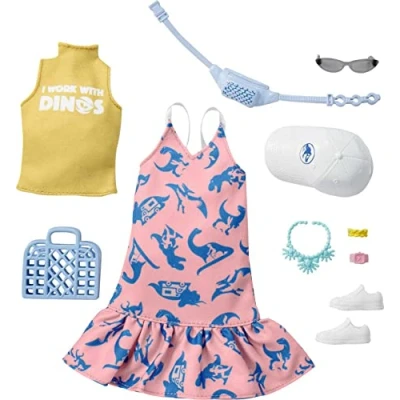Afbeelding van Barbie Fashions Storytelling Fashion Pack roze jurk met dinosaurus, geel shirt geïnspireerd door Popular Brand Roxy, complete look outfit en accessoires, cadeau voor kinderen van 3 tot 8 jaar