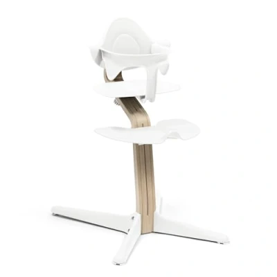 Afbeelding van Stokke Nomi stoel + babyset, wit bevordert actief zitten en biedt grip terwijl de baby leert belastbaar tot 150 kg