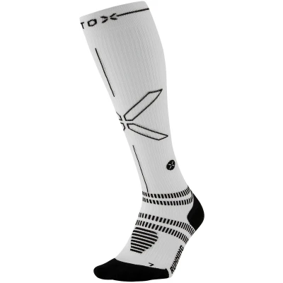 Afbeelding van STOX Energy Socks Hardloopsokken voor dames Hoogwaardige compressiesokken Loopsokken Vochtafvoerend Voorkomt letsel en spierpijn, Wit/Zwart, S