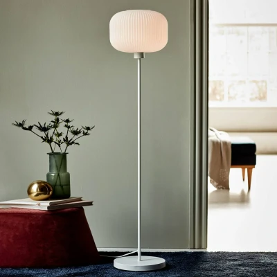 Afbeelding van Vloerlamp Milford met witte kap van glas
