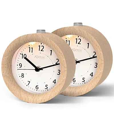 Afbeelding van AoveClock Wekker, analoog, zonder tikken, 2 stuks, houten wekker met snooze, nachtkastje, tafelklok nachtlampje, werkt op batterijen (1 x AA batterij nodig niet inbegrepen natuurlijk hout in lichtbruin