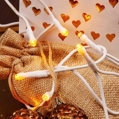 Afbeelding van hellum 563962 mini lichtketting voor binnen, 10 leds, lengte verlicht, 135 cm, met stekker, witte kabel als kerstboom