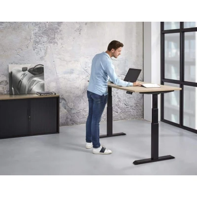 Afbeelding van Elektrisch verstelbare zit/sta werkplek Basic breed 180CM diep 80CM bladkleur Havanna framekleur Zwart (RAL9005)