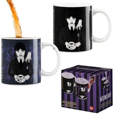 Afbeelding van Wednesday Woensdag Addams mok thermobeker 30 cl koffie thee cadeau idee officieel accessoire