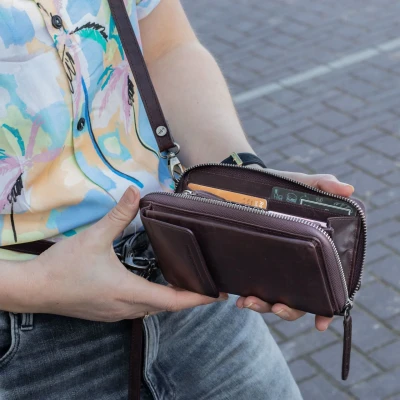 Afbeelding van The Chesterfield Brand Leren Telefoontasje Bruin Malaga