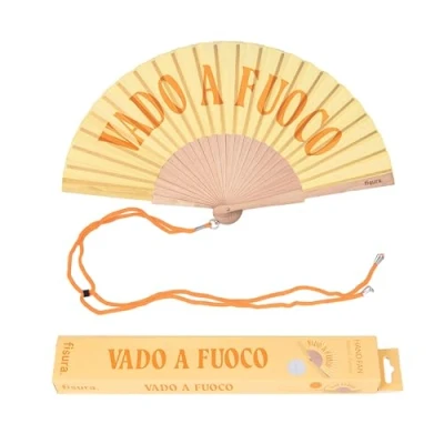 Afbeelding van Fisura Houten waaier met opschrift &quot;Vado a Fuoco&quot;, modieuze en kleurrijke accessoires, draagbare ventilator praktische ophanghaak, perfect voor warme zomerdagen