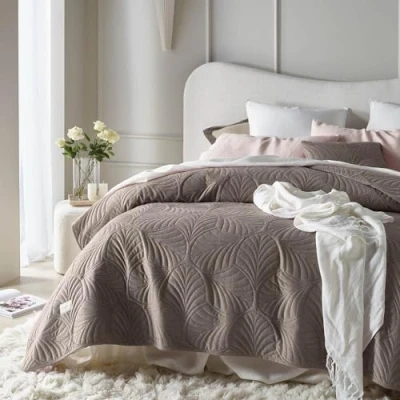 Image de ROOM99 Feel Élégant couvre lit marron 170 x 210 cm, couverture polyvalente comme jeté de ou canapé, pour et style matelassé, idéal en velours