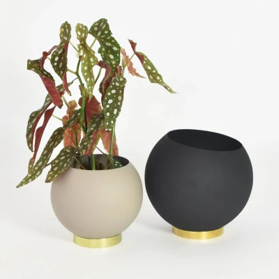 Afbeelding van AYTM Globe bloempot, Ø 21 cm, zwart, aluminium, staal