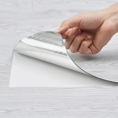 Image de VEVOR Revêtement de sol en vinyle auto adhésif 9900 mm x 600 mm, dalle DIY bois gris clair, 1,5 d&#039;épaisseur à décoller et coller, pour cuisine, salle manger, chambre bain