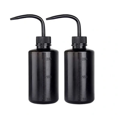 Afbeelding van Set van 2 zwarte plastic veiligheidswasflessen met smalle hals en gegradueerde etiketten 250 ml