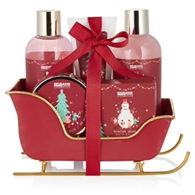 Afbeelding van BRUBAKER Cosmetics Bad en Doucheset Winterbessengeur 6 Delige Cadeauset in een Sleeënkerst Kerstpakket Cadeautip Cadeau Idee Kerstcadeau voor Dames Heren