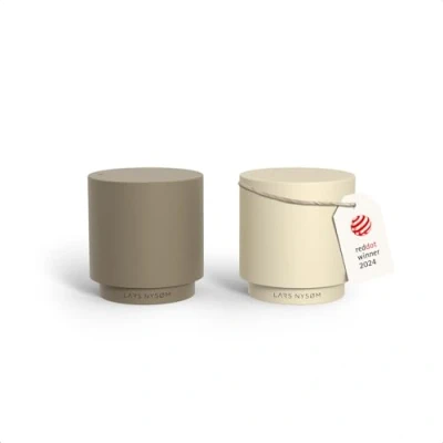 Afbeelding van LARS NYSØM &#039;Svæve&#039; Set Roestvrijstalen Peper en Zoutstel Modern Minimalistisch Ontwerp Eenvoudig Navullen Greige/Buttercream