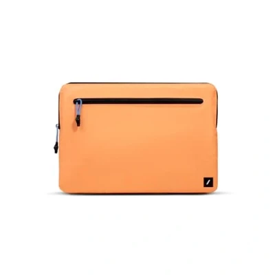 Afbeelding van Native Union Ultralichte hoes Duurzaam, lichtgewicht en duurzaam Gemaakt van 100% gerecyclede ripstop stof Compatibel met MacBook Pro 14 inch (2021 hoger) Abrikoos