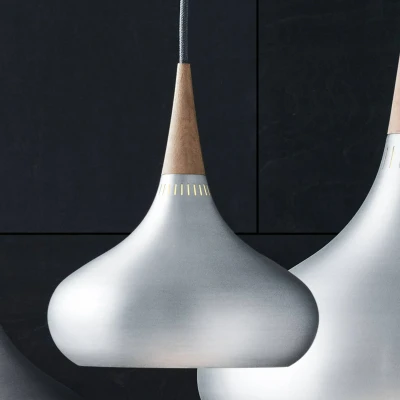 Afbeelding van FRITZ HANSEN Orient P1 Slinger aluminium/eiken Ø 22,5 cm