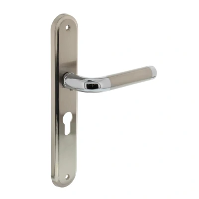 Afbeelding van Intersteel Deurkruk Agatha op schild profielcilindergat 55 mm chroom