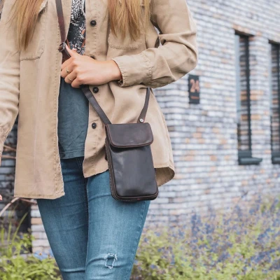 Afbeelding van The Chesterfield Brand Leren Telefoontasje Bruin Anderson