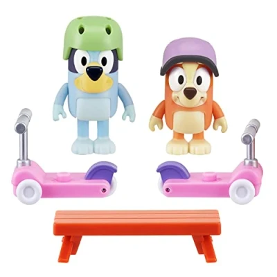 Afbeelding van Bluey Scooter Fun Play Set: and Bingo scharnierende 6 cm actiefiguren met 2 scooters, helmen en officiële verzamelbare speelgoed