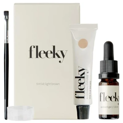 Afbeelding van Fleeky Tint Kit Light Brown Doe het zelf set voor verven van gezichtshaartjes zoals wenkbrauwen, baardharen enz. bestaande uit verf, geloxidant, verfkwast, verfschaaltjes