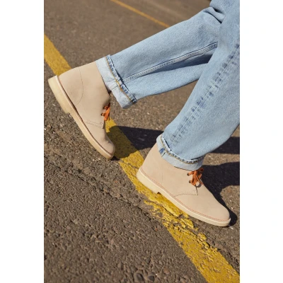 Afbeelding van Clarks Originals Desert BOOT Sportieve veterschoenen sand, Heren, Maat: 40, Sand Veloursleer