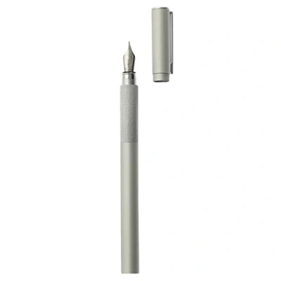 Afbeelding van Muji Vulpen met fijne punt en aluminium behuizing, inclusief 1 zwarte inktcartridge.