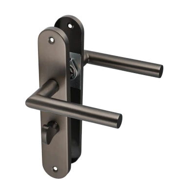 Afbeelding van Deurklink op Rond Schild WC slot PC 63mm Gun Metal Ostiumhome