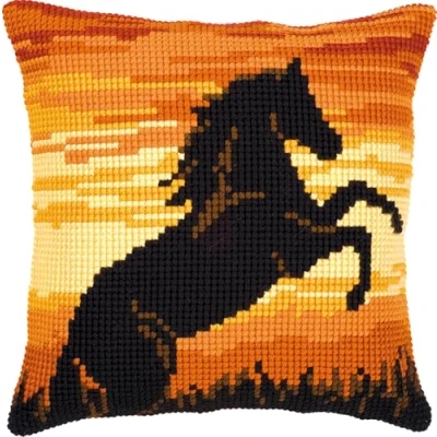 Afbeelding van Kruissteekkussen steigerend paard 0008758